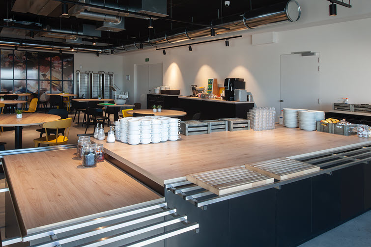 The self-service counter in the breakfast room is finished in HPL